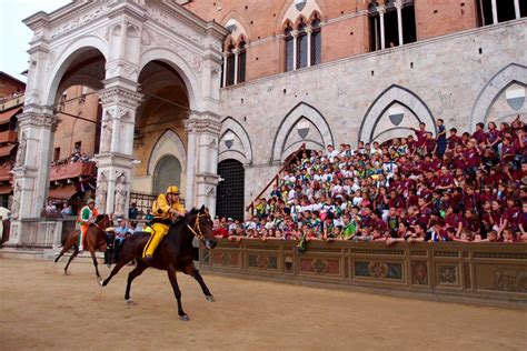  Palio di Siena: Medievial Ridskolor och Råbarkade Rivaliteter.