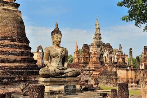 Sukhothai's Zenith: Dawn of the Siamese Kingdom and Transformation of Mon Architecture